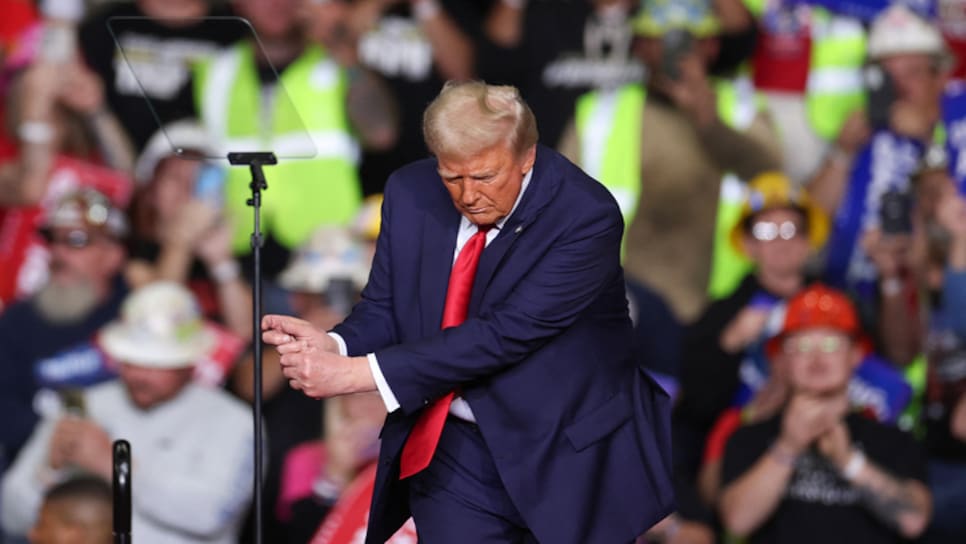 /content/dam/images/golfdigest/fullset/Trump_mock_swing.jpg